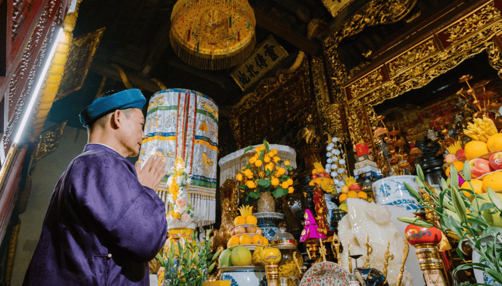 Du khách có thể hành lễ, cầu bình an cho gia đình. (Nguồn: Fanpage Lảnh Giang Linh Từ)